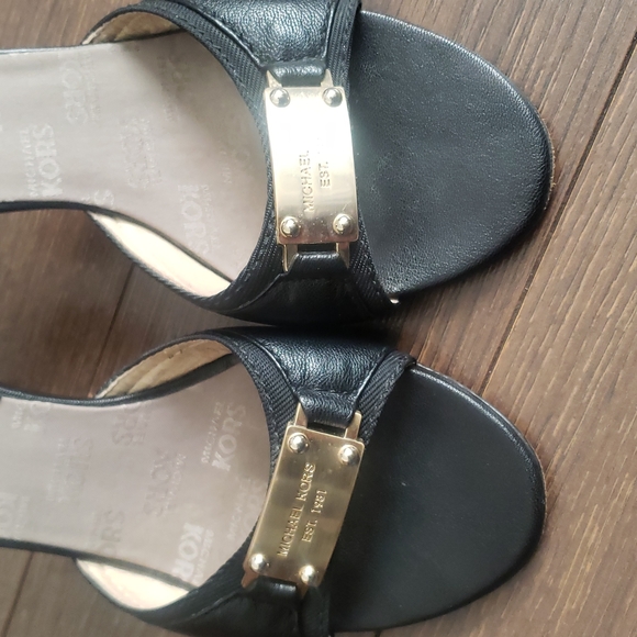 Michael Michael Kors Kitten Heel Leather Slip on. - Picture 2 of 10